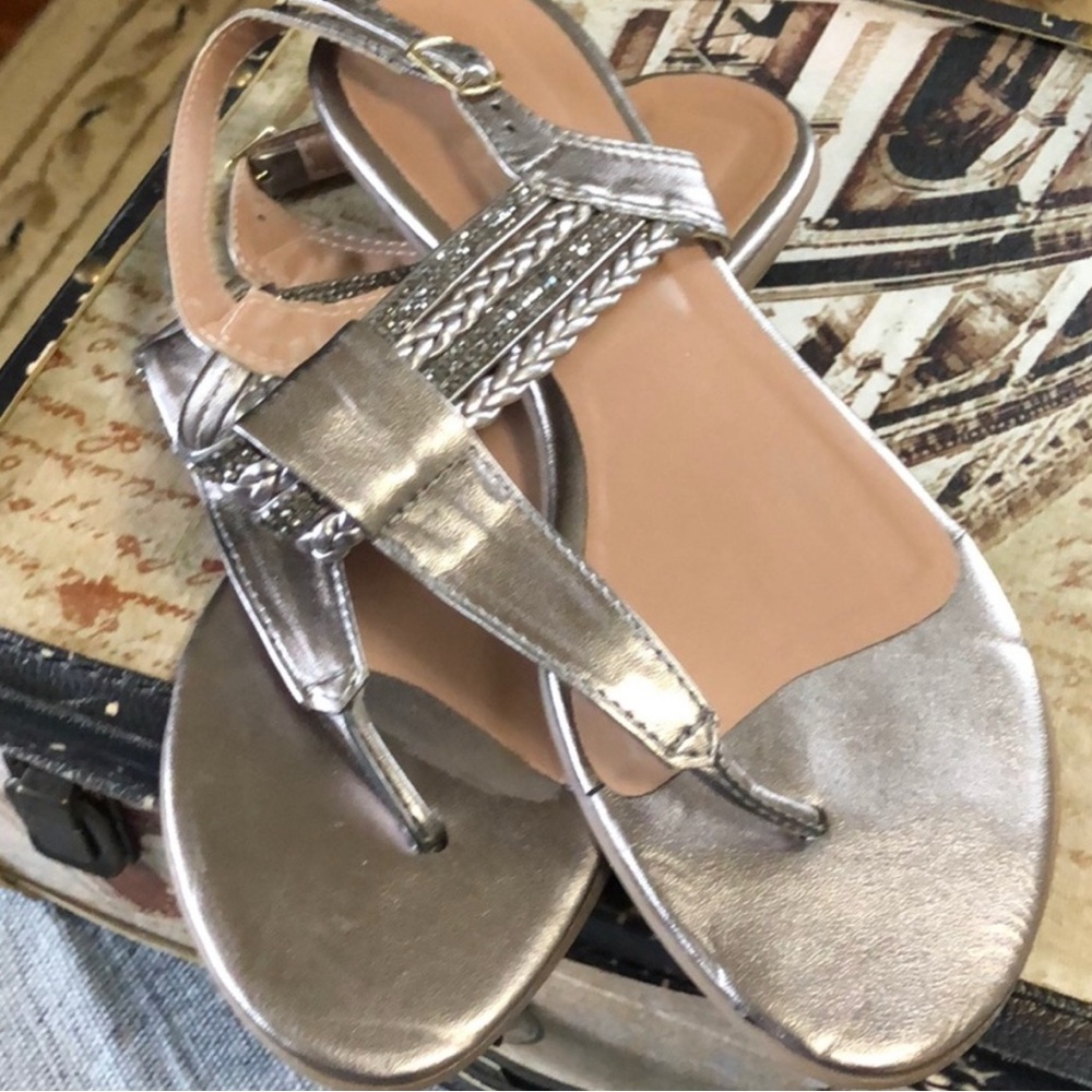 Elegant Silver Flats with Metallic Finish